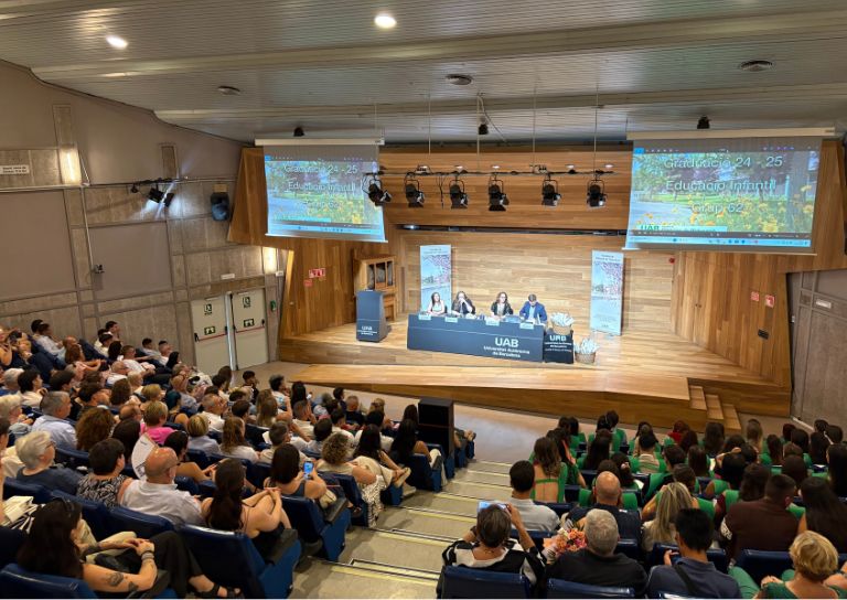 Imatge on veiem un acte de graduació
